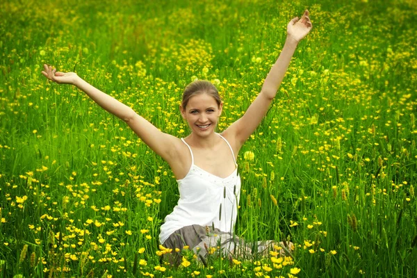 Lycklig Flicka Vit Klänning Det Gröna Gräset — Stockfoto