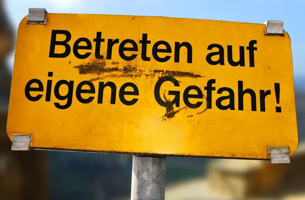 Das Wort Stop Steht Auf Einem Schild — Stockfoto