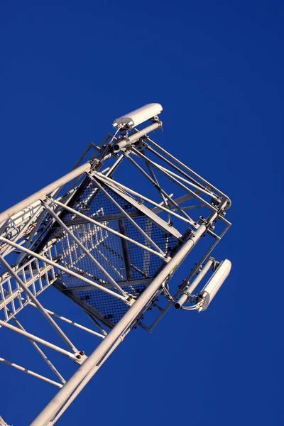 Satellitenschüssel Auf Blauem Himmel Hintergrund — Stockfoto