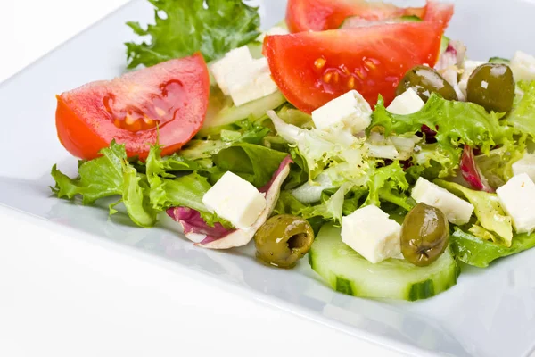 Griechischer Salat Auf Weißem Teller — Stockfoto