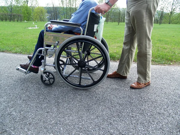 Handicapé Homme Femme Fauteuil Roulant Avec Les Mains Sur Route — Photo