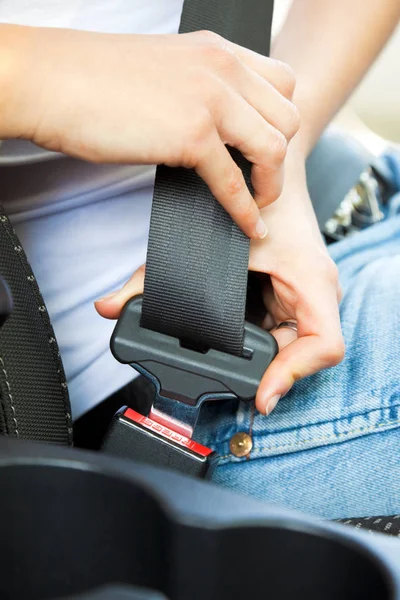 Mujer Cinturón Seguridad Del Automóvil Con Mano Espalda — Foto de Stock