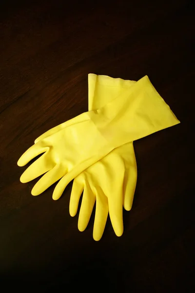 Κίτρινα Γάντια Καθαρισμού Ξύλινο Φόντο — Φωτογραφία Αρχείου