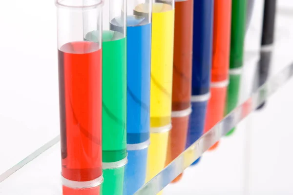 Beyaz Arkaplanda Test Tüpü Renginde — Stok fotoğraf