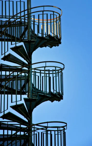 スパイラル階段の建設 階段を登る — ストック写真