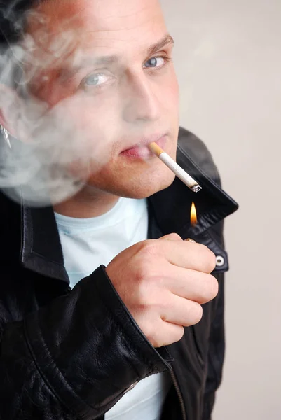 Sigara Içen Genç Adam — Stok fotoğraf