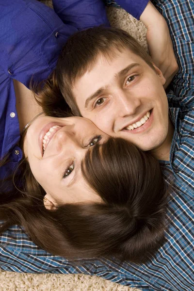 Feliz Jovem Casal Sorrindo — Fotografia de Stock