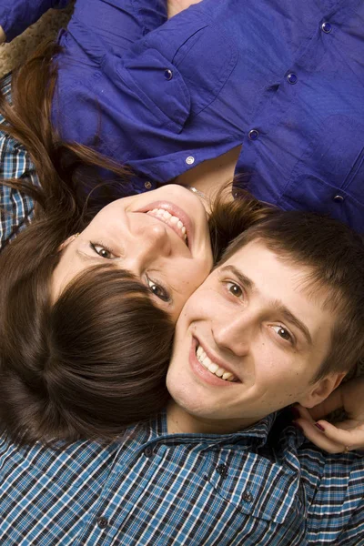 幸せな若いカップルの笑顔 — ストック写真