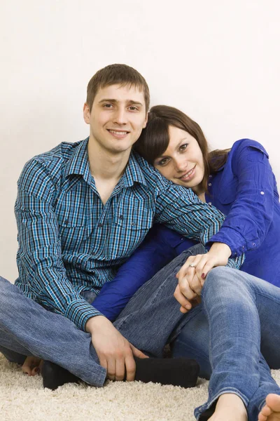 幸せな若いカップルの笑顔 — ストック写真