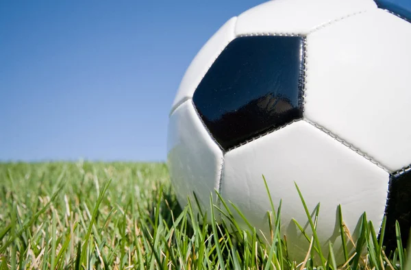 Balón Fútbol Cerrado Con Cielo Azul —  Fotos de Stock