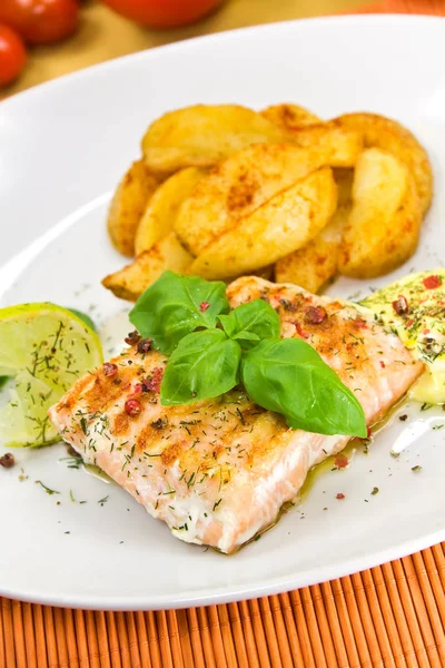 Salmon Grilled Potato Wedges — Stock Photo, Image