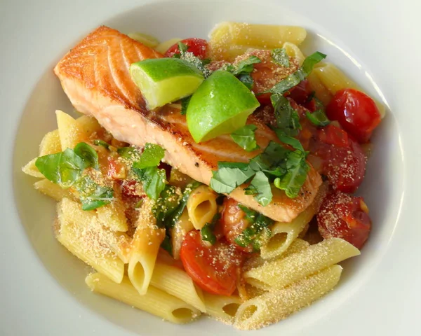 Platos Pasta Con Salmón — Foto de Stock