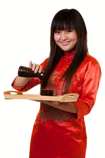 ギフトボックス付きの赤いドレスの若い女性 — ストック写真