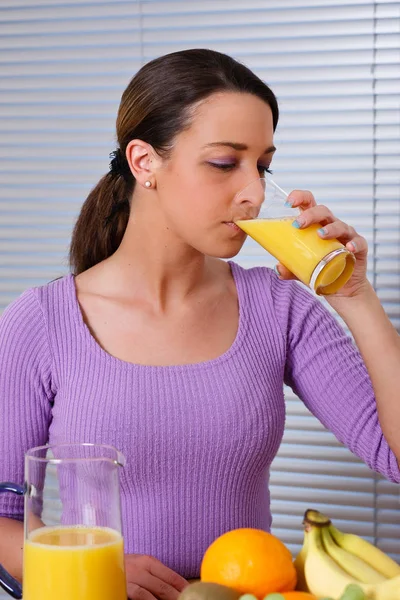 Vrouw Wil Sinaasappelsap Drinken — Stockfoto