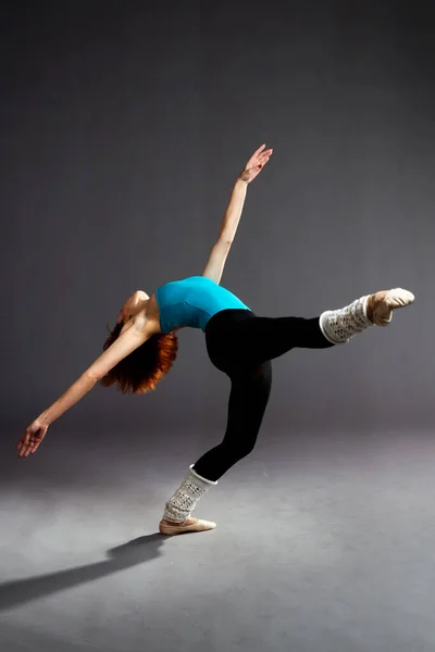 Kobieta Ćwiczy Taniec Stwarza — Zdjęcie stockowe