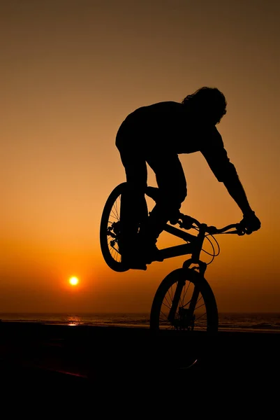 Junger Mann Führt Fahrrad Tricks Auf — Stockfoto