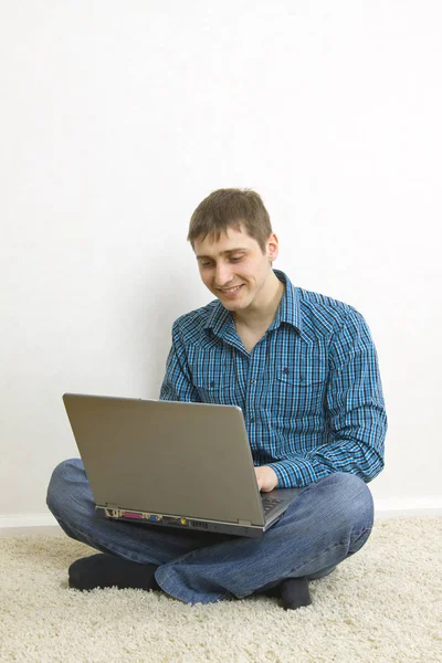 Man Sitting Floor Using Laptop — Stock Photo, Image