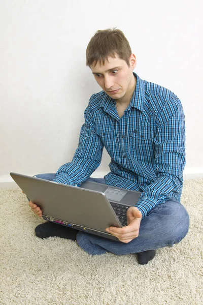 Férfi Földön Egy Laptop Segítségével — Stock Fotó