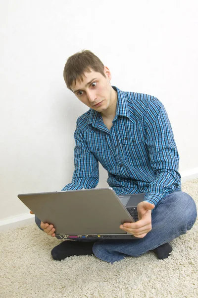 Man Sitting Floor Using Laptop — Stock Photo, Image
