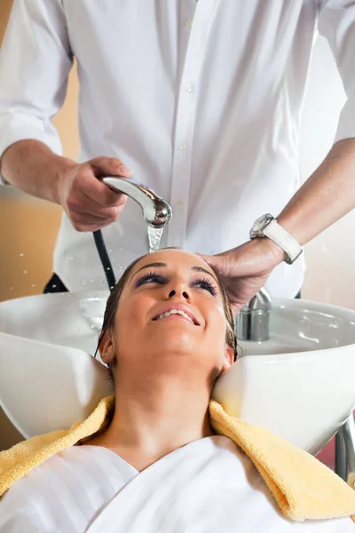 Jeune Femme Dans Salon Beauté — Photo