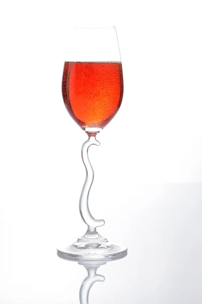 Weinglas Und Roter Cocktail Isoliert Auf Weißem Hintergrund — Stockfoto