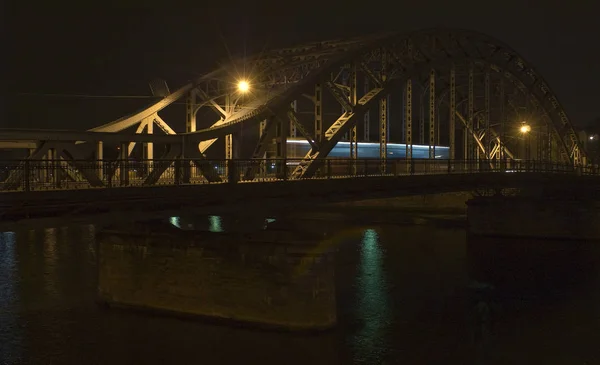 Nachtstraßenbahn Auf Brücke — Stockfoto