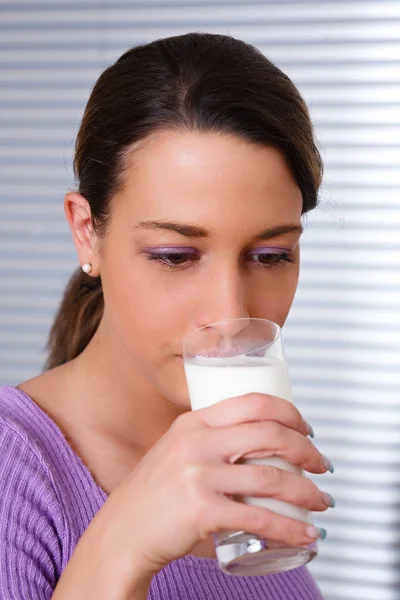 Mujer Que Bebe Vaso Leche Sana —  Fotos de Stock