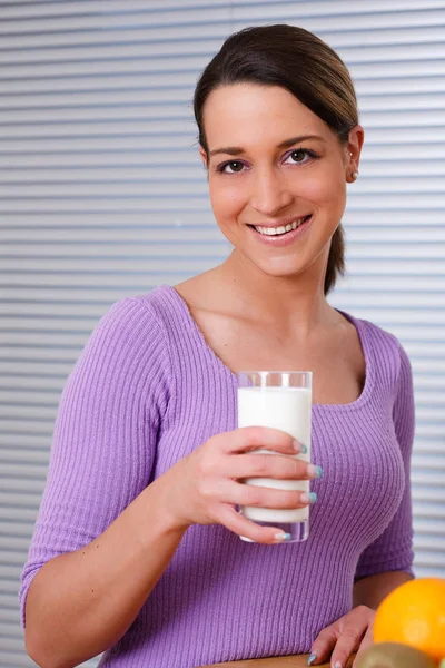 Mujer Joven Con Vaso Leche Fresca — Foto de Stock