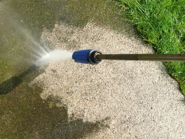 Air Bisa Dan Penyemprotan Air Rumput Hijau — Stok Foto