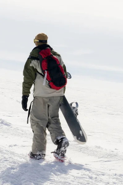 Άνθρωπος Σακίδιο Και Snowboard Στην Πλαγιά Του Σκι — Φωτογραφία Αρχείου