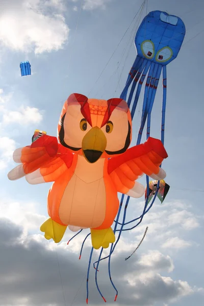 Ballon Mit Fallschirm Den Himmel — Stockfoto