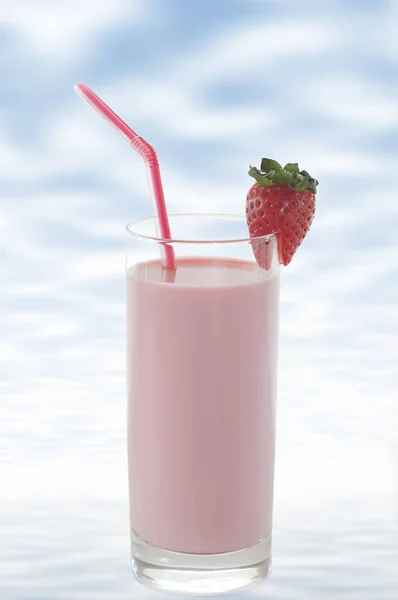 Çilekli Milkshake Ahşap Masada Cam Içinde — Stok fotoğraf