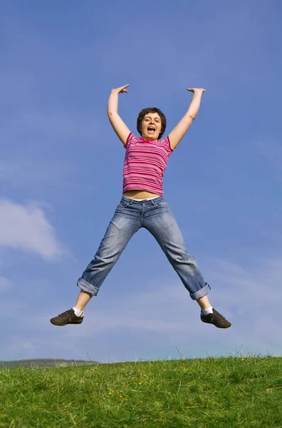 Jong Gelukkig Vrouw Springen Hoog Tegen — Stockfoto