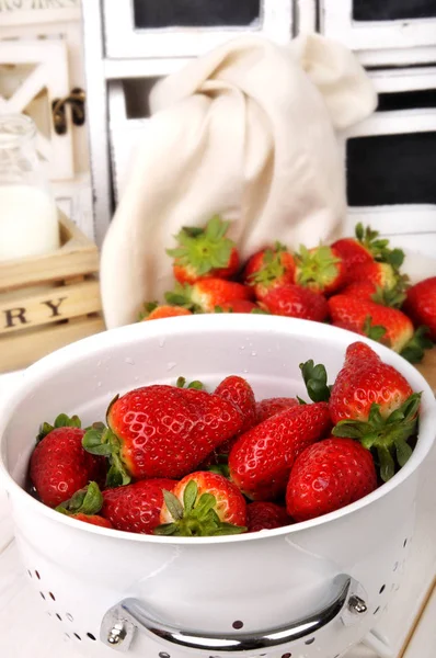 Fragole Colino Sul Tavolo Della Cucina — Foto Stock