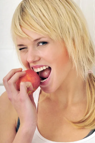 Mujer Comiendo Una Manzana — Foto de Stock