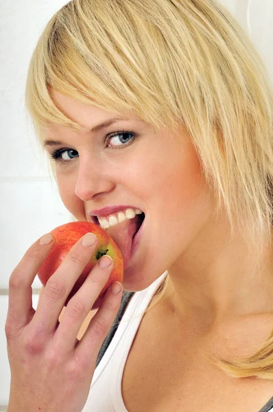 Kvinna Äter Ett Äpple — Stockfoto