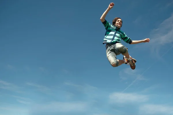 Teen Menino Saltando Azul Céu — Fotografia de Stock