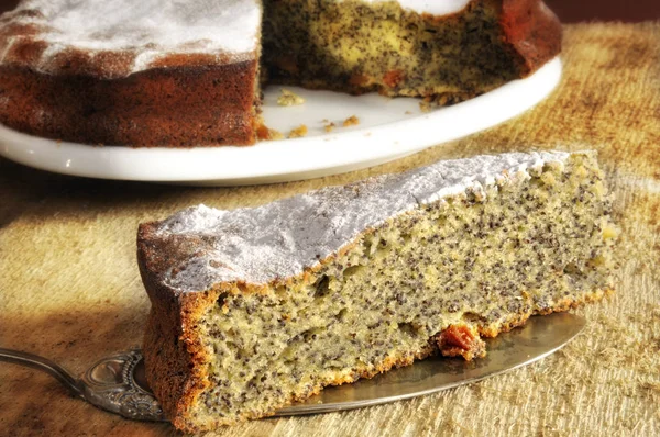 Ein Stück Mohnkuchen — Stockfoto