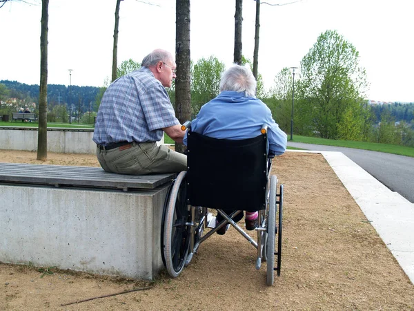 Couple Avec Une Femme Fauteuil Roulant — Photo