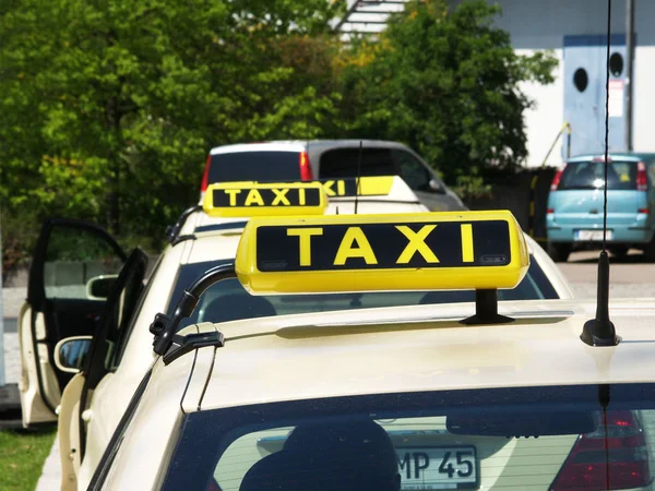 Şehirde Taksi Tabelası — Stok fotoğraf