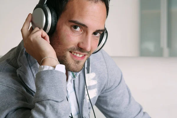 Homem Com Fones Ouvido — Fotografia de Stock