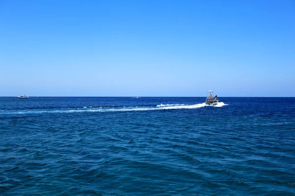 Barca Isolata Sull Oceano — Foto Stock