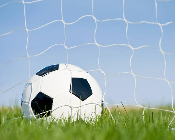 青い空を目標にサッカーボール — ストック写真