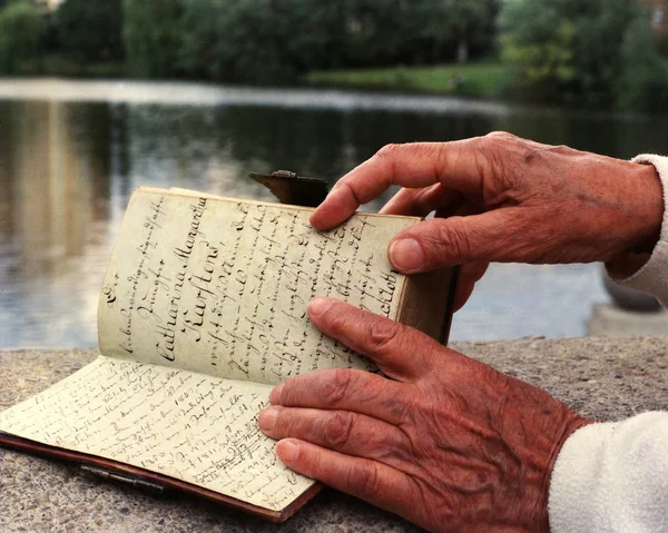 Oudere Vrouw Die Een Boek Leest — Stockfoto