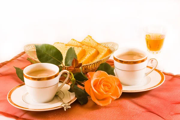 Zwei Tassen Kaffee Mit Kuchen Und Amaretto — Stockfoto