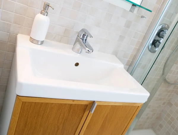 Kylpyhuone Pesuallas Modernissa Huoneistossa — kuvapankkivalokuva
