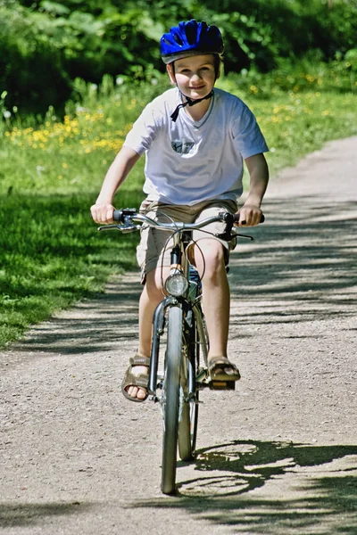 Junger Mann Fährt Fahrrad Park — Stockfoto