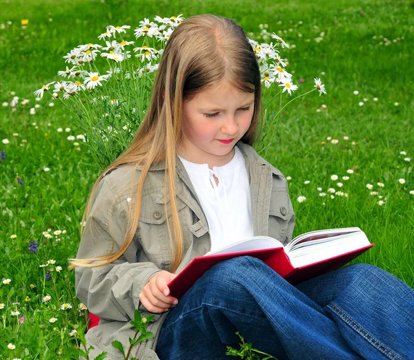 Niño Lee Libro Prado — Foto de Stock