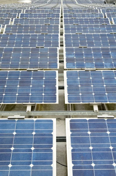 Сонячні Панелі Даху Будинку — стокове фото