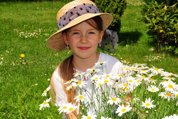 Barn Med Prästkragar Och Mössa — Stockfoto